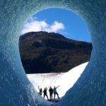 foto con amigos desde dentro de glaciar eploradores